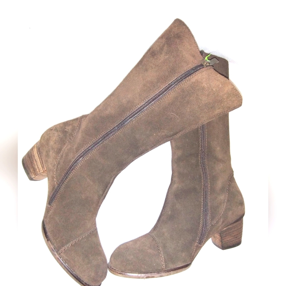 Liftposter Brown leather boots